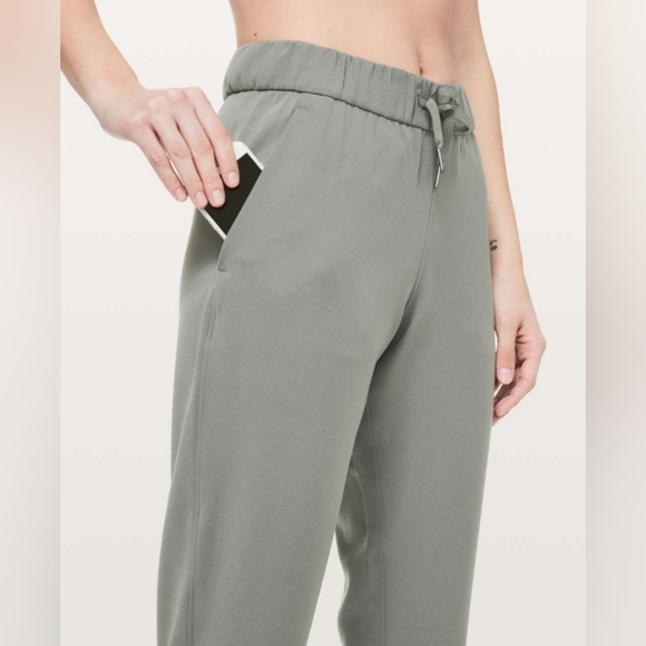 Lululemon On the Fly 7/8 Pant *WovenGrey Sage size 10 - Picture 4 of 12